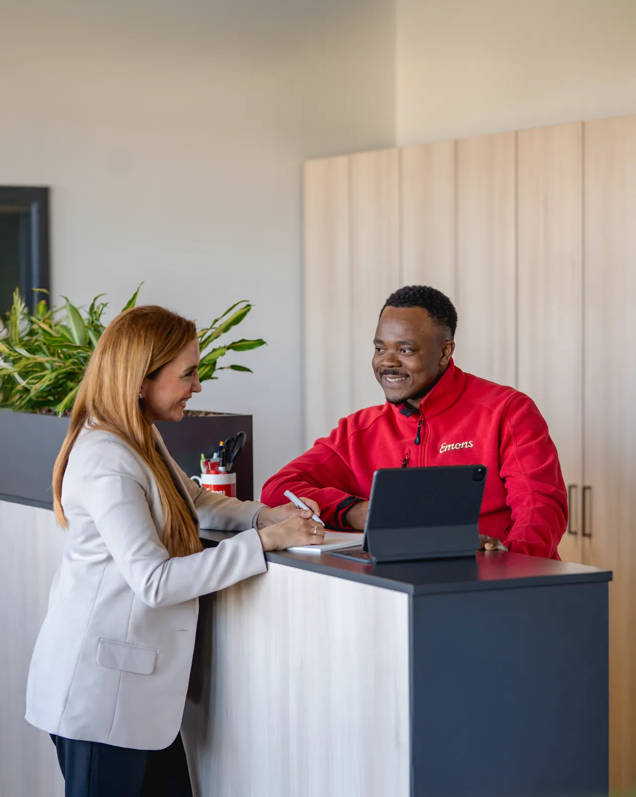 Friendly welcome at Emons — personal customer advice and service expertise at the shipping center