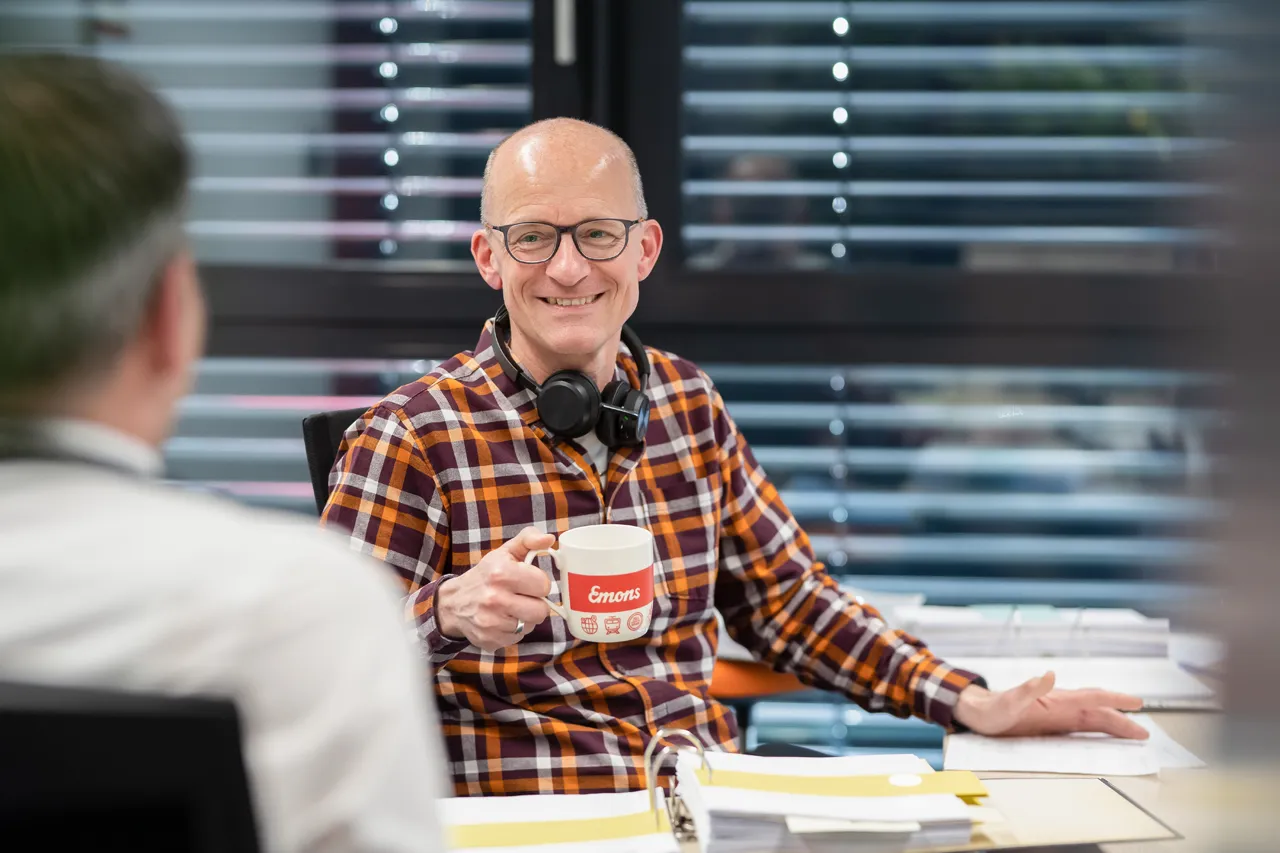 Employees at work in the Emons office — modern freight forwarding management with team culture and personal exchange