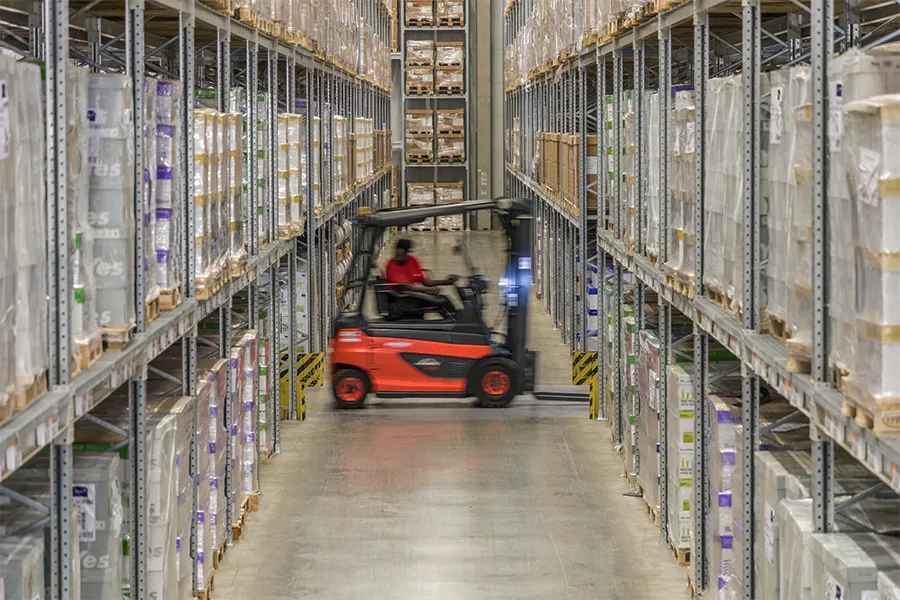 Forklift trucks in Emons' modern high-bay warehouse — efficient warehouse logistics and goods handling in the shipping center